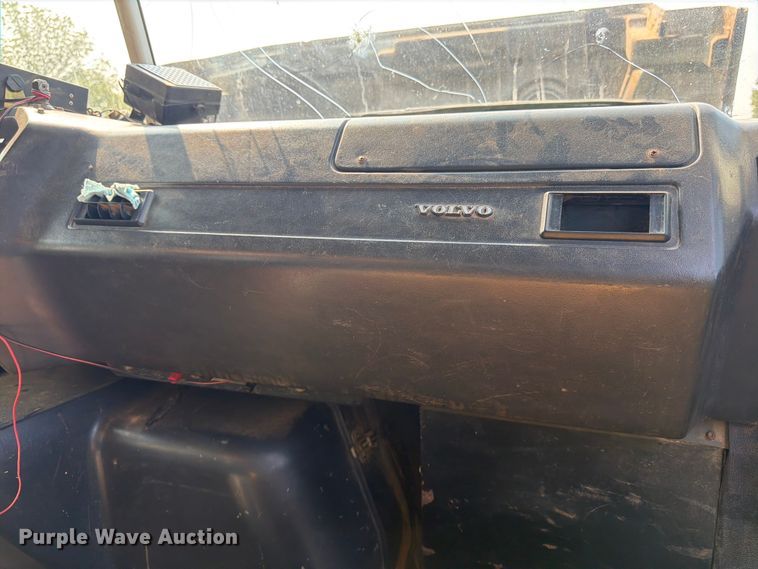 image for item FN2026 2001 Volvo WG dump truck