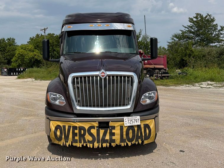 image for item FN5796 2019 International LT625 semi truck
