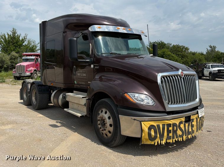 image for item FN5796 2019 International LT625 semi truck
