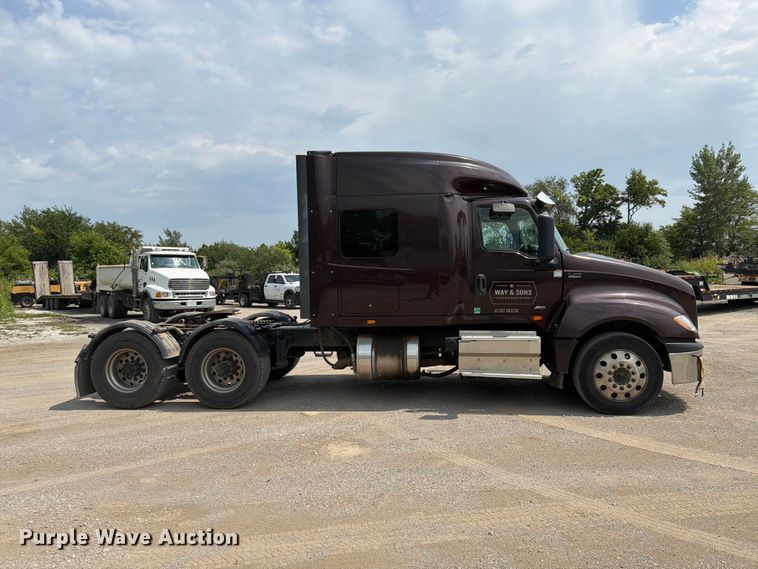 image for item FN5796 2019 International LT625 semi truck