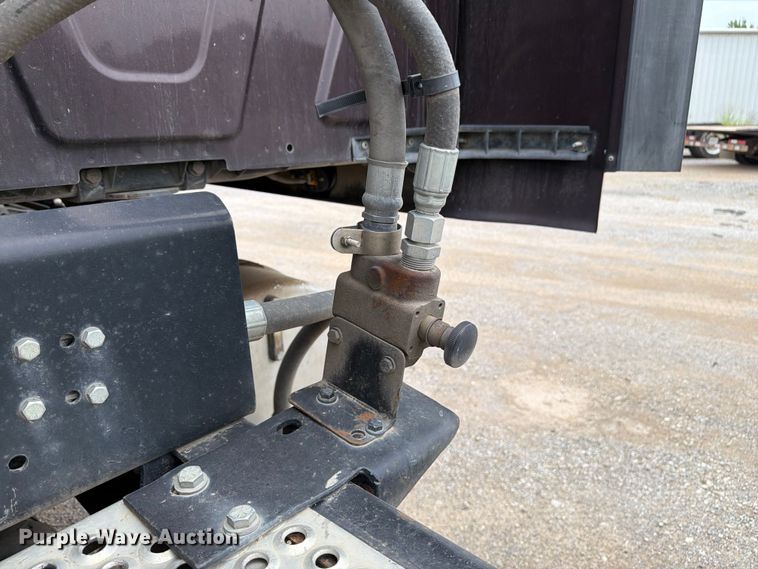 image for item FN5796 2019 International LT625 semi truck