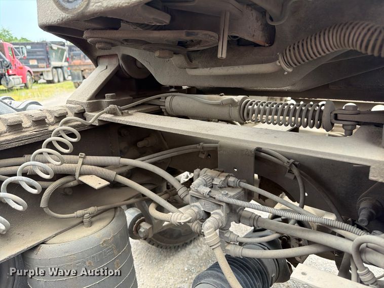 image for item FN5796 2019 International LT625 semi truck