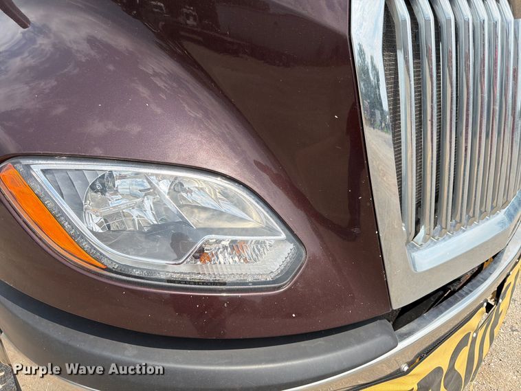 image for item FN5796 2019 International LT625 semi truck