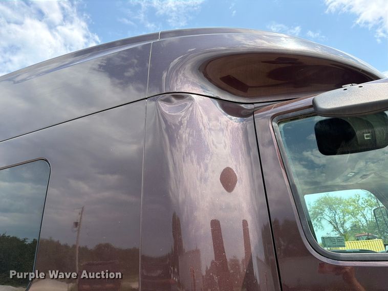 image for item FN5796 2019 International LT625 semi truck
