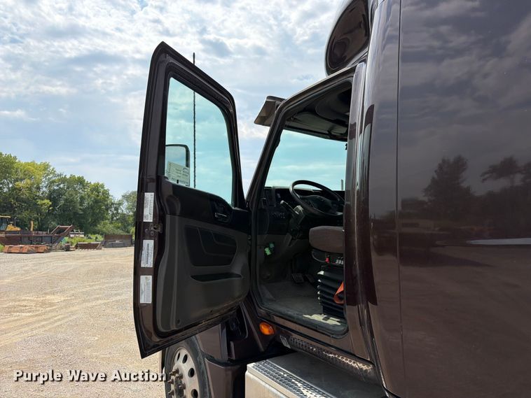 image for item FN5796 2019 International LT625 semi truck