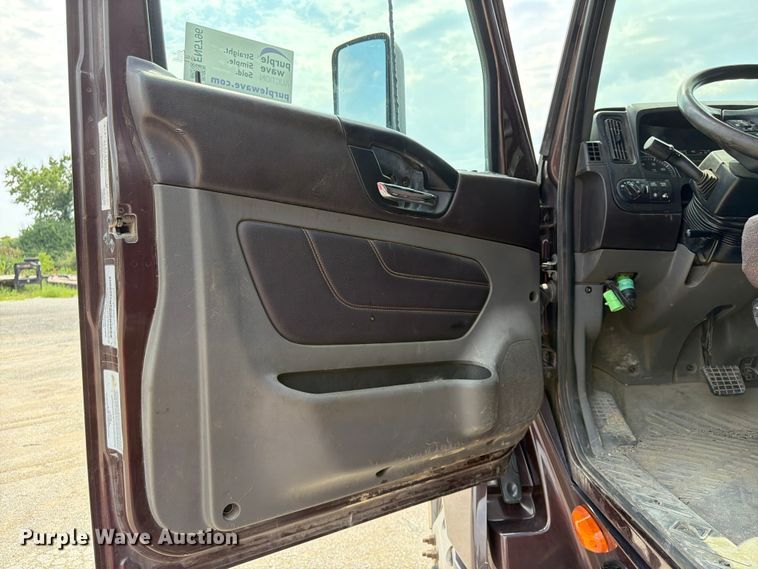 image for item FN5796 2019 International LT625 semi truck
