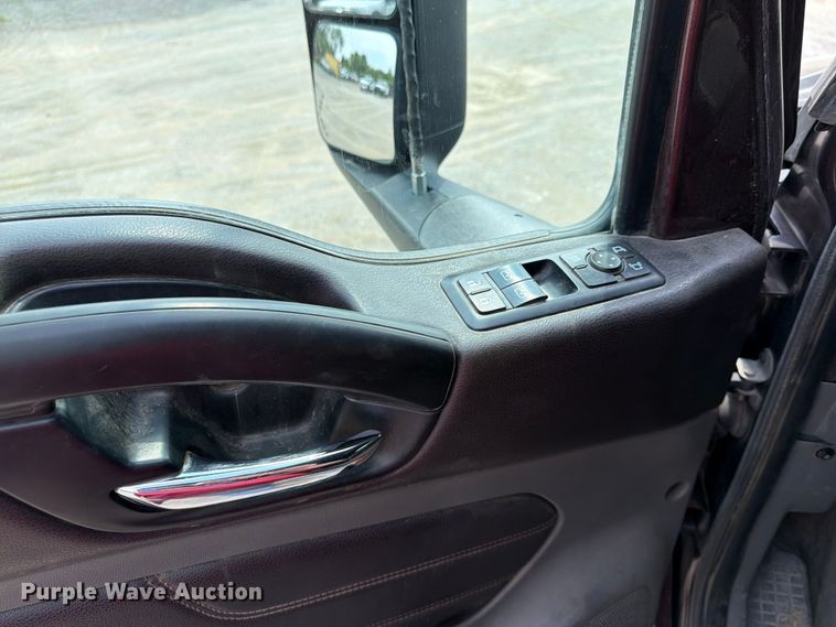 image for item FN5796 2019 International LT625 semi truck