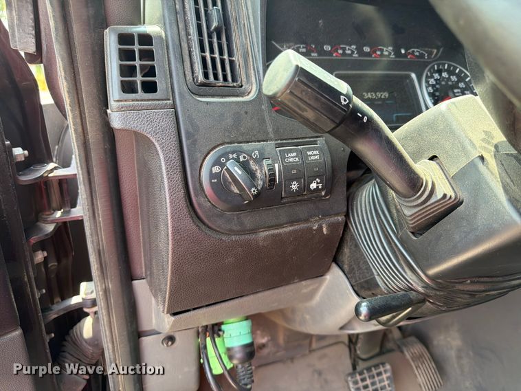 image for item FN5796 2019 International LT625 semi truck