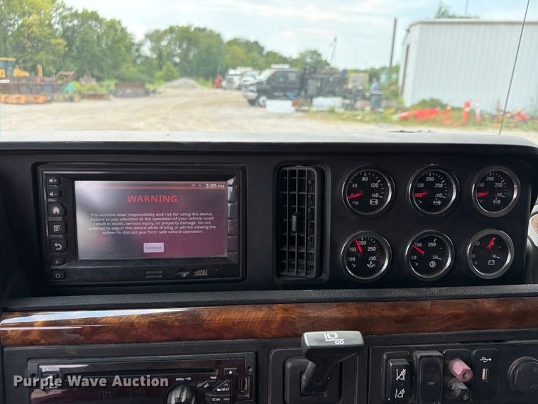 image for item FN5796 2019 International LT625 semi truck