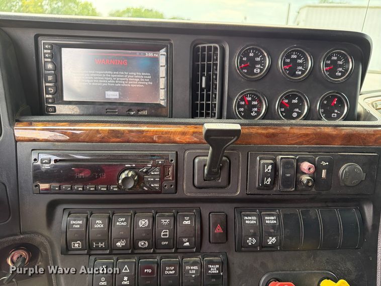 image for item FN5796 2019 International LT625 semi truck