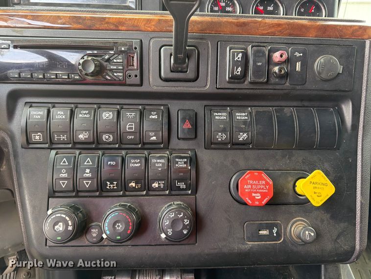 image for item FN5796 2019 International LT625 semi truck