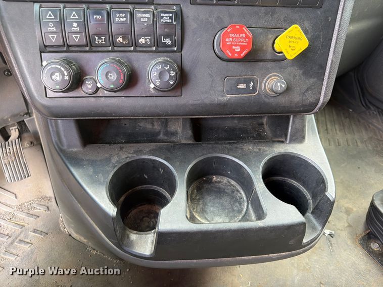 image for item FN5796 2019 International LT625 semi truck