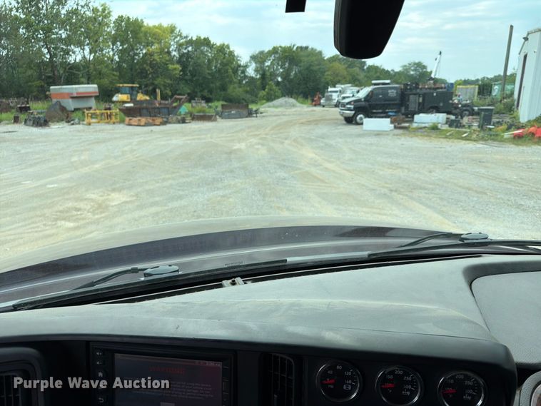 image for item FN5796 2019 International LT625 semi truck