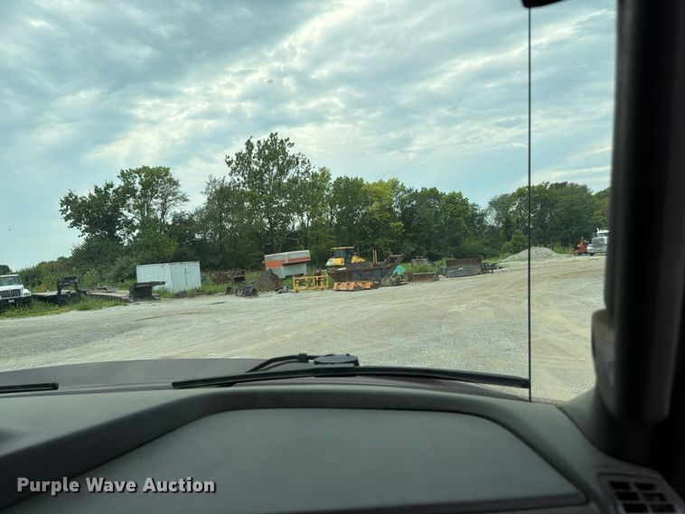 image for item FN5796 2019 International LT625 semi truck