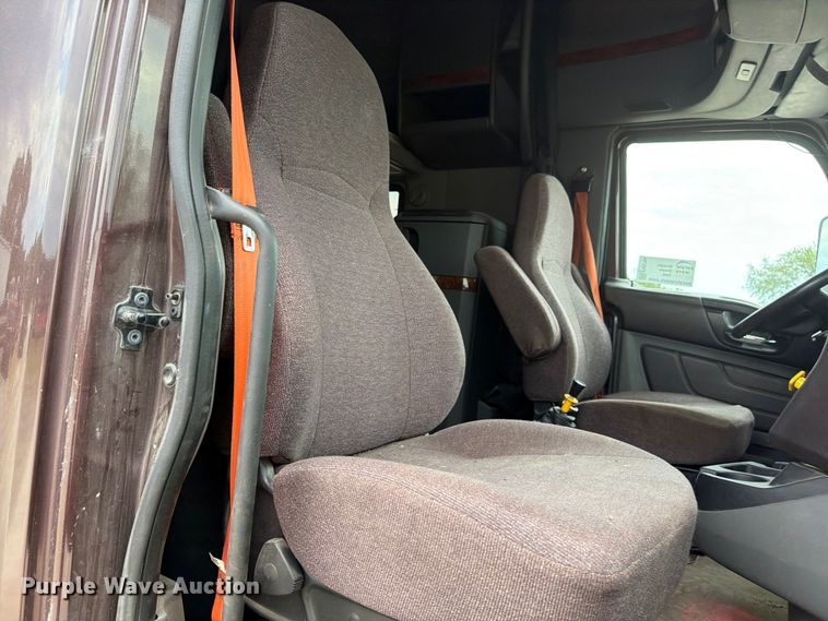 image for item FN5796 2019 International LT625 semi truck