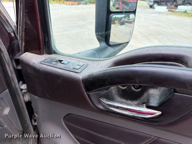 image for item FN5796 2019 International LT625 semi truck