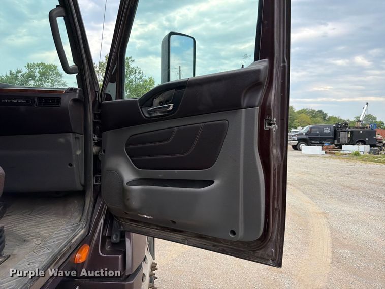 image for item FN5796 2019 International LT625 semi truck