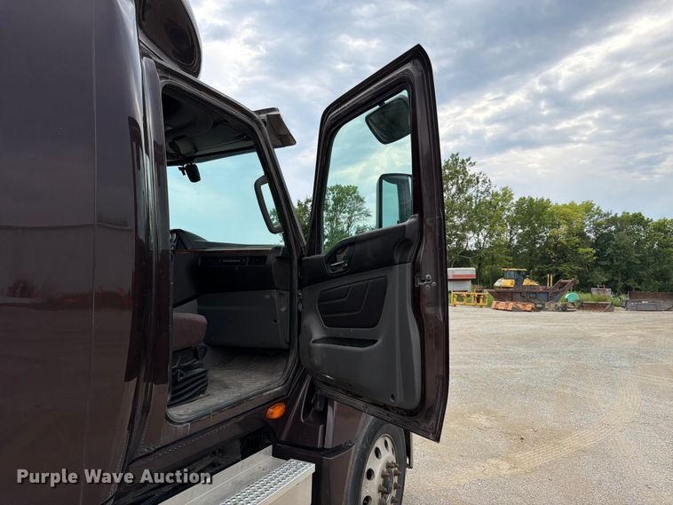 image for item FN5796 2019 International LT625 semi truck