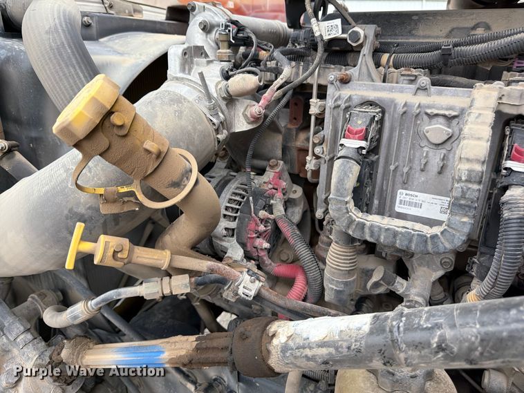 image for item FN5796 2019 International LT625 semi truck
