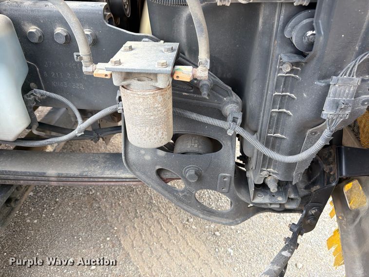 image for item FN5796 2019 International LT625 semi truck