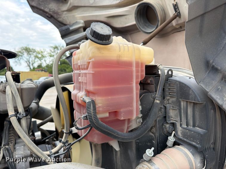 image for item FN5796 2019 International LT625 semi truck
