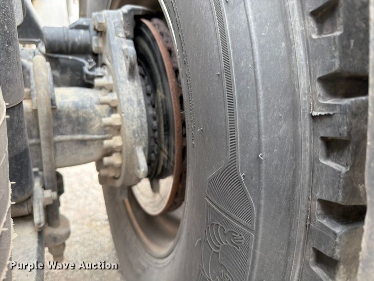 image for item FN5796 2019 International LT625 semi truck