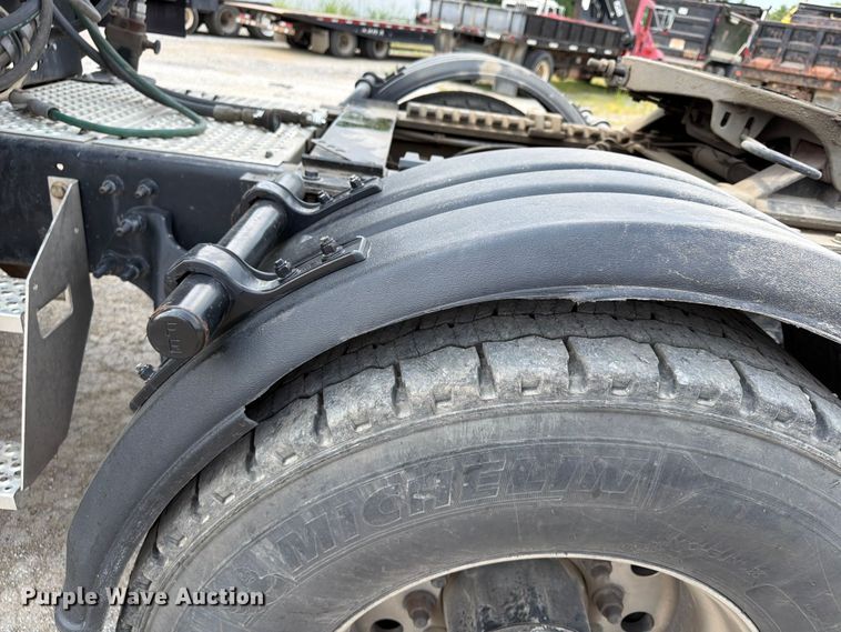 image for item FN5796 2019 International LT625 semi truck