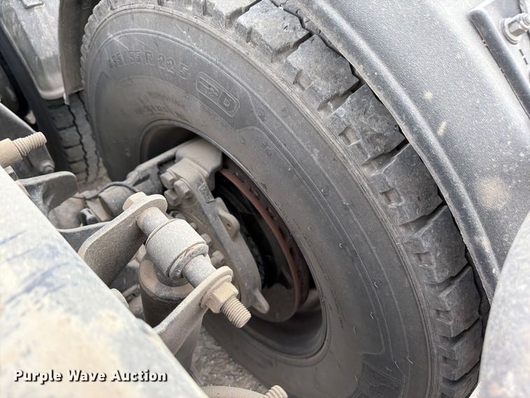 image for item FN5796 2019 International LT625 semi truck