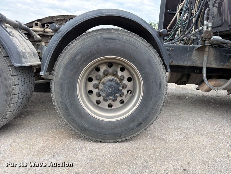 image for item FN5796 2019 International LT625 semi truck