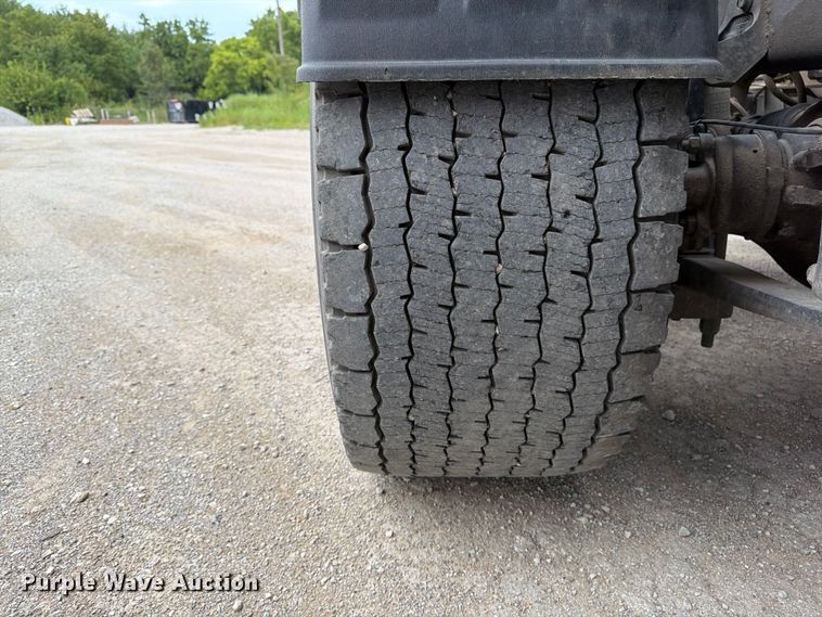 image for item FN5796 2019 International LT625 semi truck