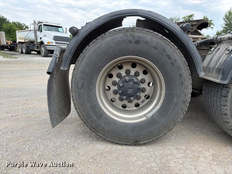 image for item FN5796 2019 International LT625 semi truck