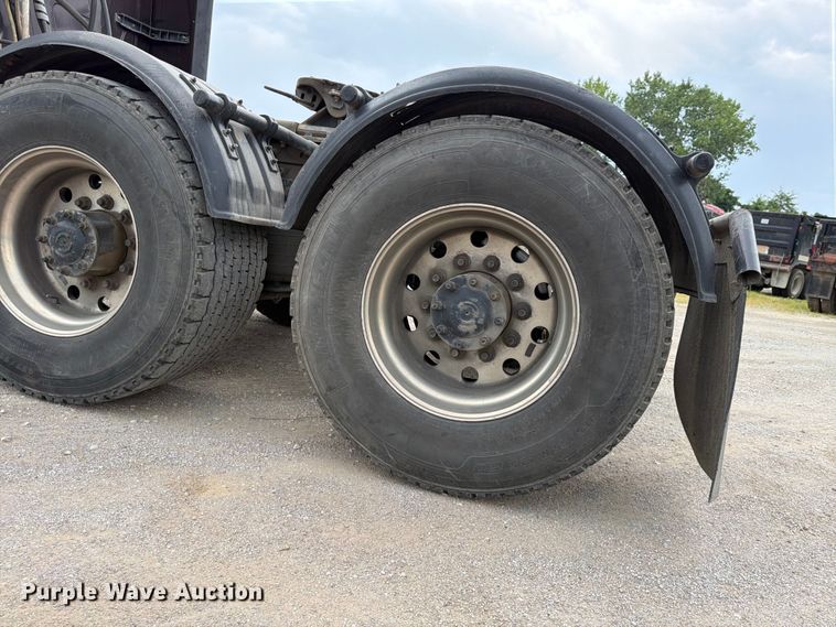 image for item FN5796 2019 International LT625 semi truck