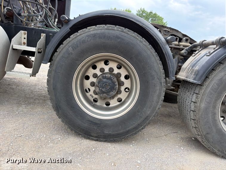 image for item FN5796 2019 International LT625 semi truck
