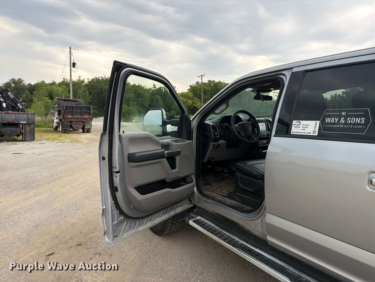 image for item FN5800 2022 Ford F250 Super Duty XLT Crew Cab pickup truck
