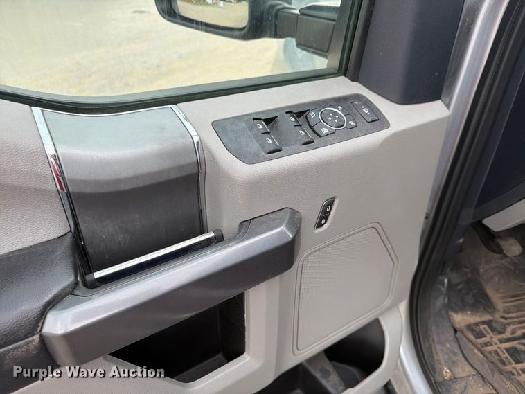 image for item FN5800 2022 Ford F250 Super Duty XLT Crew Cab pickup truck