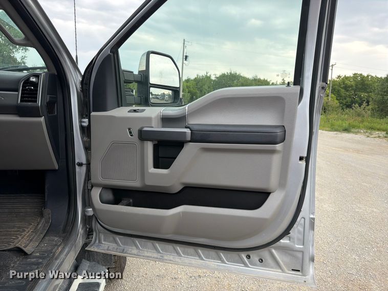 image for item FN5800 2022 Ford F250 Super Duty XLT Crew Cab pickup truck
