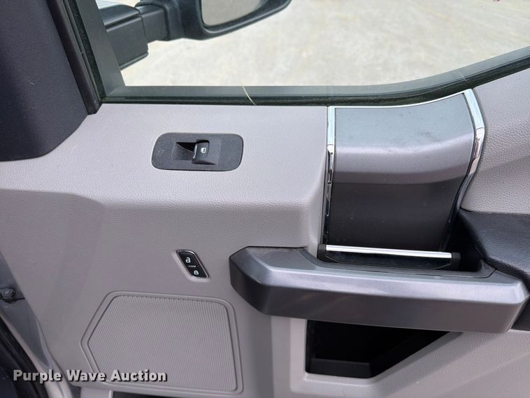 image for item FN5800 2022 Ford F250 Super Duty XLT Crew Cab pickup truck