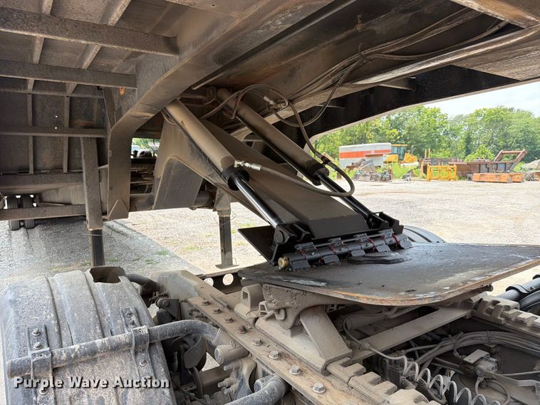 image for item FN5810 1991 Landoll Corporation 317E drop tilt deck equipment trailer