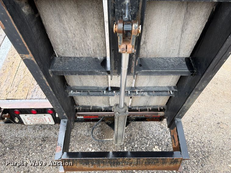 image for item FN5811 2016 Kaufman Trailers equipment trailer