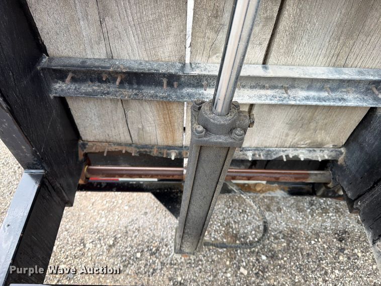 image for item FN5811 2016 Kaufman Trailers equipment trailer