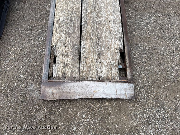 image for item FN5811 2016 Kaufman Trailers equipment trailer