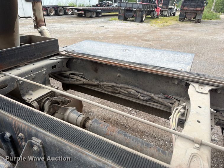 image for item FN5812 2005 Sterling L9500 dump truck