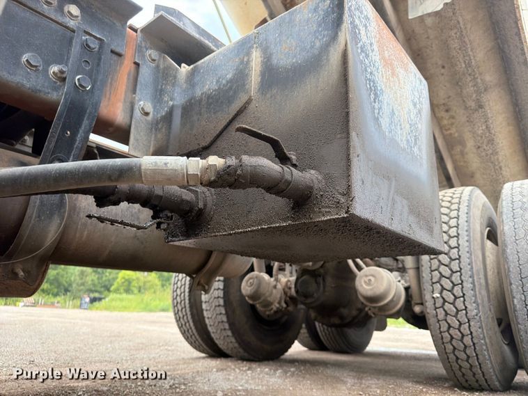 image for item FN5812 2005 Sterling L9500 dump truck
