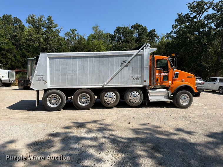 image for item FN5820 2009 Kenworth T8 Series dump truck