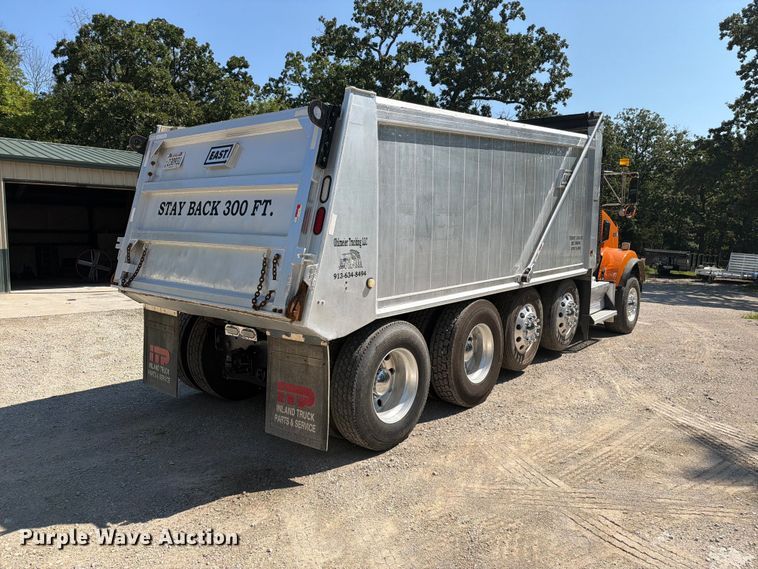 image for item FN5820 2009 Kenworth T8 Series dump truck