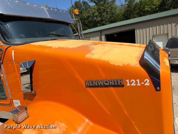 image for item FN5820 2009 Kenworth T8 Series dump truck