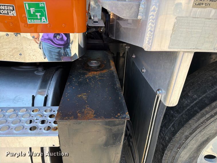 image for item FN5820 2009 Kenworth T8 Series dump truck