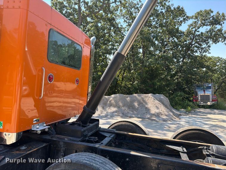 image for item FN5820 2009 Kenworth T8 Series dump truck