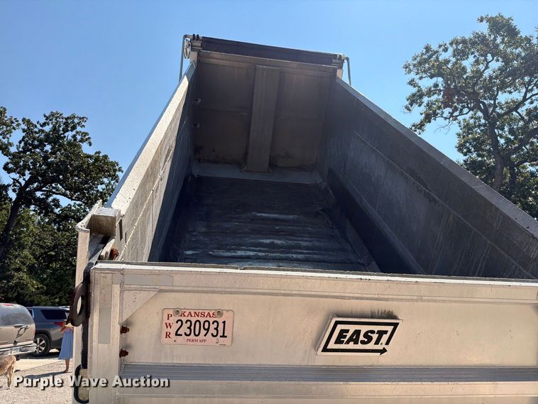 image for item FN5820 2009 Kenworth T8 Series dump truck