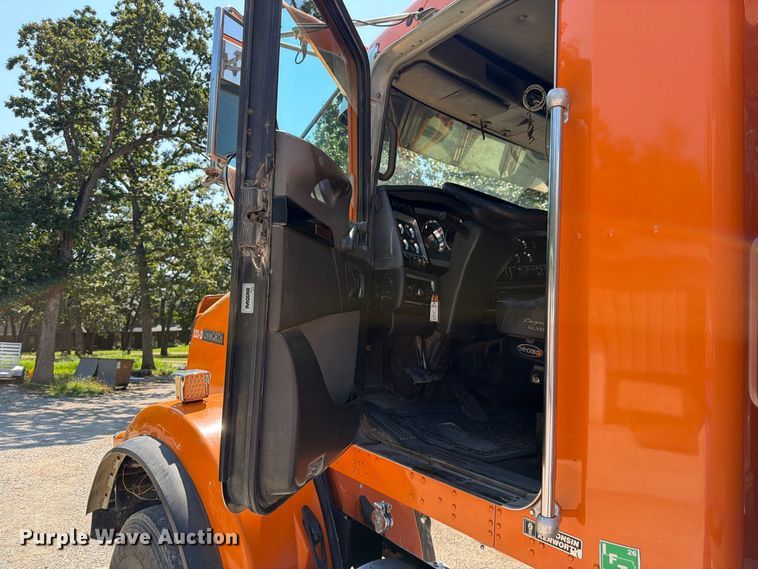image for item FN5820 2009 Kenworth T8 Series dump truck
